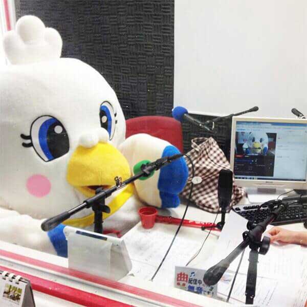 写真:ラジオ出演中のハートントンの様子