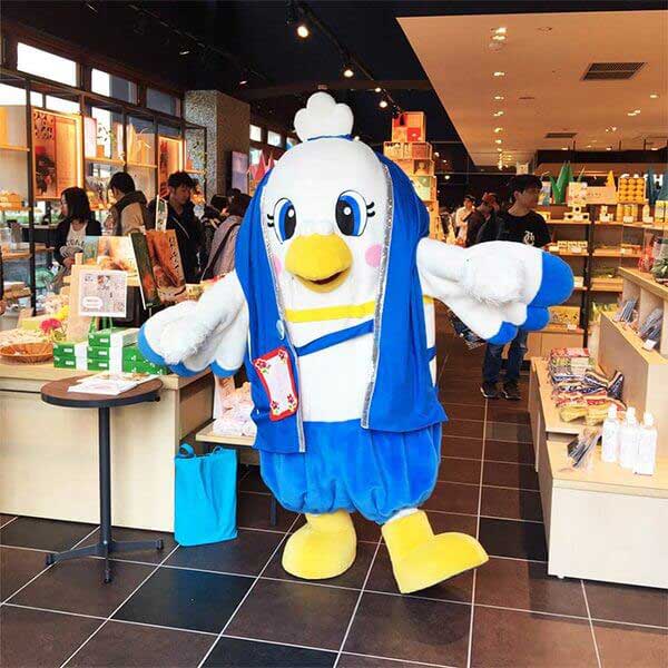 写真:おりづるタワーでやまだ屋の商品を店頭販売