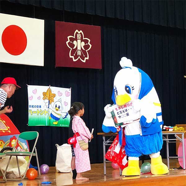 写真:原南小学校でのイベントでもみじ饅頭やまだ屋クイズを子供たちに出題