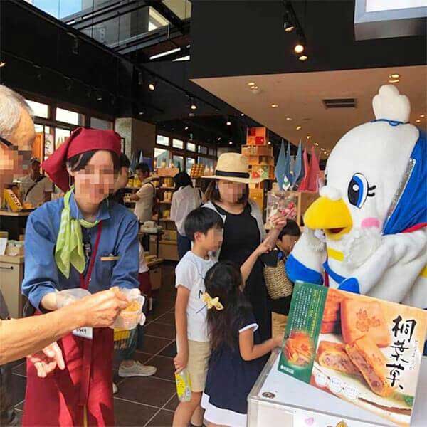 写真:やまだ屋桐葉菓(とうようか)店頭販売の様子